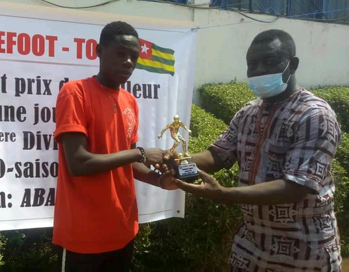 ABALO Dénis de DYTO FC  remporte le prix du meilleur jeune joueur de la première division togolaise