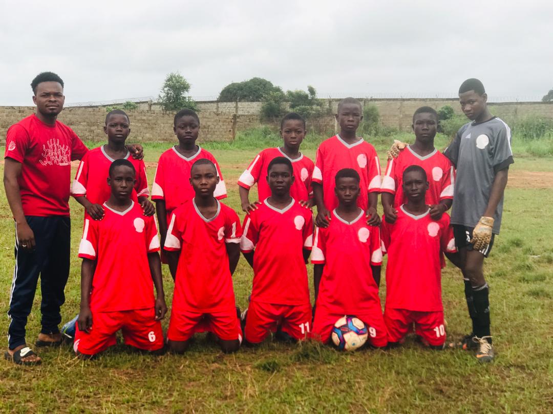 Le centre de formation Jeunesse Sporting Vaïkam d'Adétikopé  émerge dans la formation de jeunes joueurs.