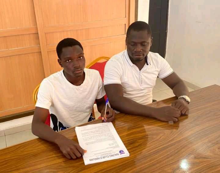 Daniel Attisso signe au Racing Club d'Abidjan.