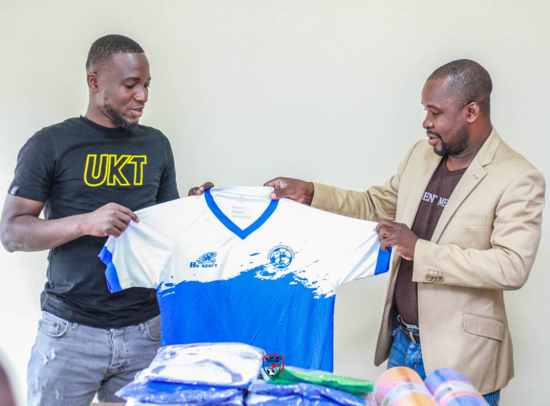 Les Togolais NANE Richard et Ismaïl Ouro-Agoro font un don de maillots Bosports à leur ancien club ASCK