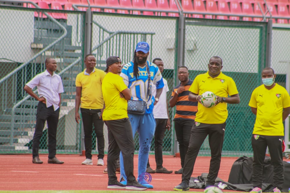 Qualif CHAN 2023: Emmanuel Adebayor aux côtés des Éperviers locaux au Bénin pour la séance de reconnaissance de terrain 