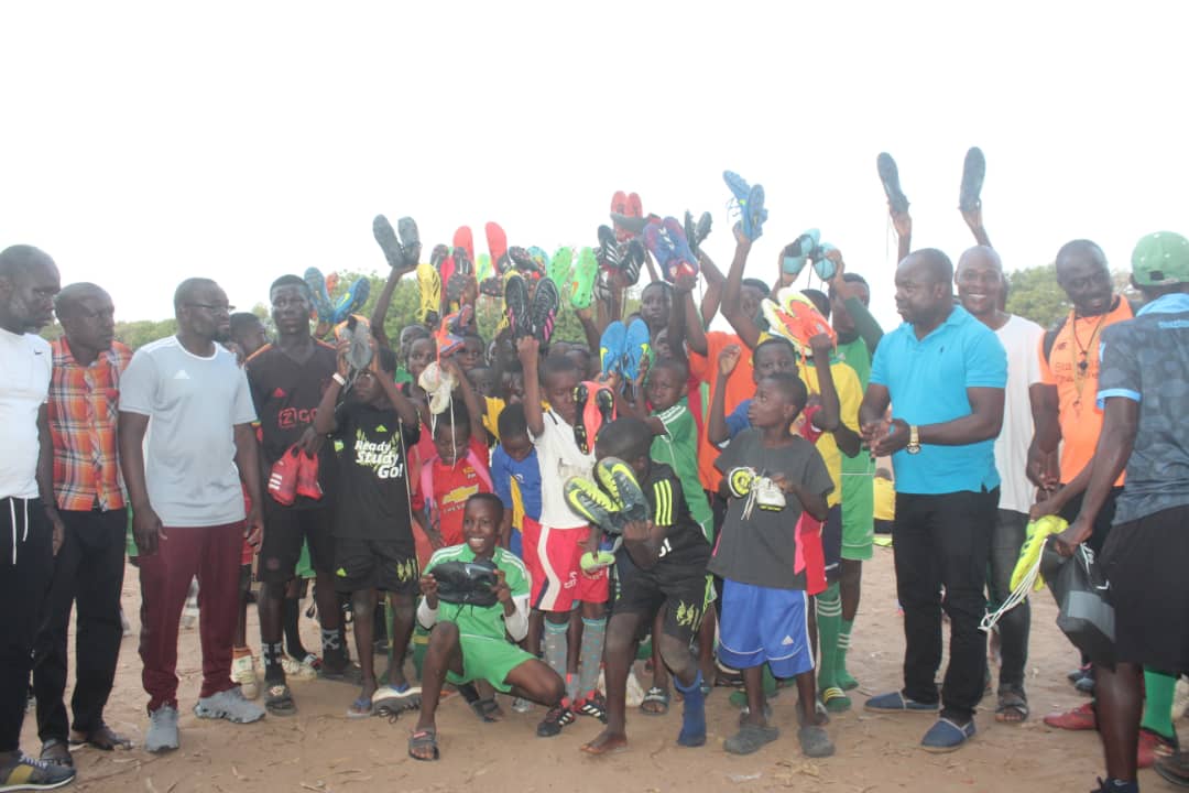 L'équipe de la Jeunesse Sportive d'Agbalépédogan (JSA) reçoit un don